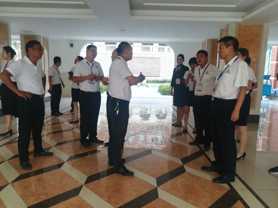 1535347825391890.jpg 檢查學生宿舍準備情況.jpg