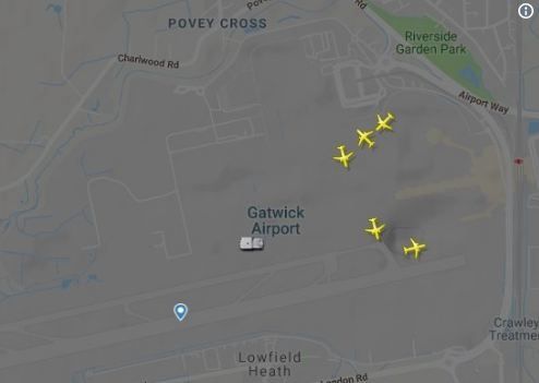 21日凌晨，陸續(xù)有飛機(jī)出現(xiàn)