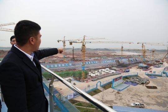 探訪天府國際機(jī)場施工現(xiàn)場 見證蜀道難變?nèi)蛲? title=