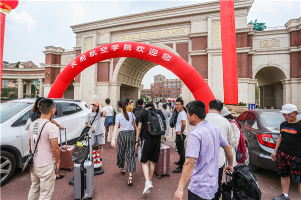 1564730110661183.jpg 新生入學(xué)現(xiàn)場 (4).jpg