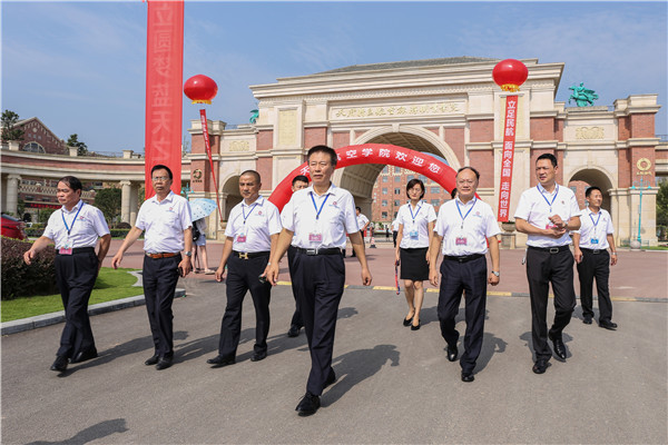 1564730135763125.jpg 學(xué)院領(lǐng)導(dǎo)在校門前迎接新生到來.jpg