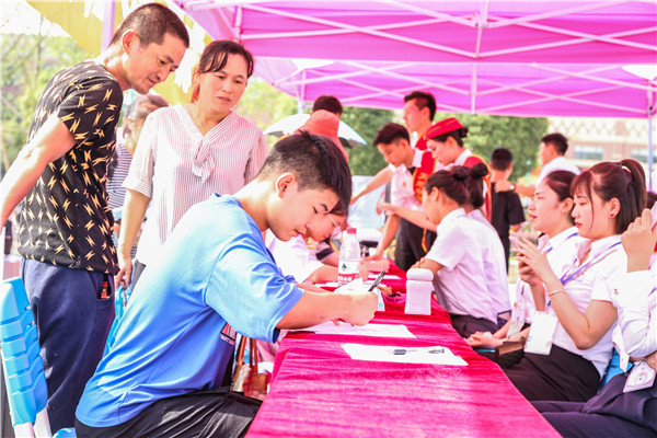 1564730223616473.jpg 新生入學(xué)現(xiàn)場 (1).jpg