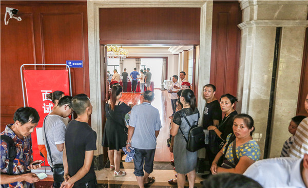 1564730244677363.jpg 新生復(fù)核現(xiàn)場 (2).jpg