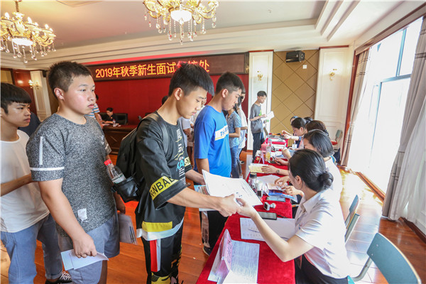 1564730254375538.jpg 新生復(fù)核現(xiàn)場 (1).jpg