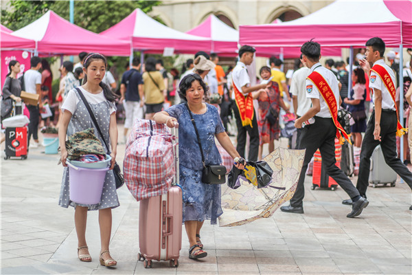 1564730469724052.jpg 新生入學(xué)現(xiàn)場 (5).jpg