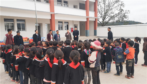 1571988022715274.jpg 唐健禾教授在乃拖小學(xué)發(fā)表講話.jpg