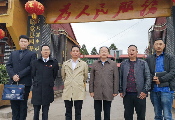 1571988136793549.jpg 學(xué)院領(lǐng)導(dǎo)與四開鄉(xiāng)領(lǐng)導(dǎo)在鄉(xiāng)政府合影.jpg