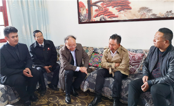 1571988185862959.jpg 學(xué)院領(lǐng)導(dǎo)與四開鄉(xiāng)黨委書記克惹伍沙、鄉(xiāng)長薛文勇作交流.jpg