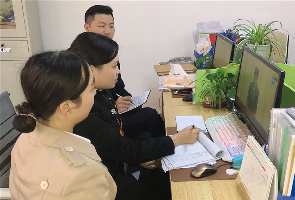 1573731156915199.jpg 教師收看報(bào)告會(huì)1.jpg