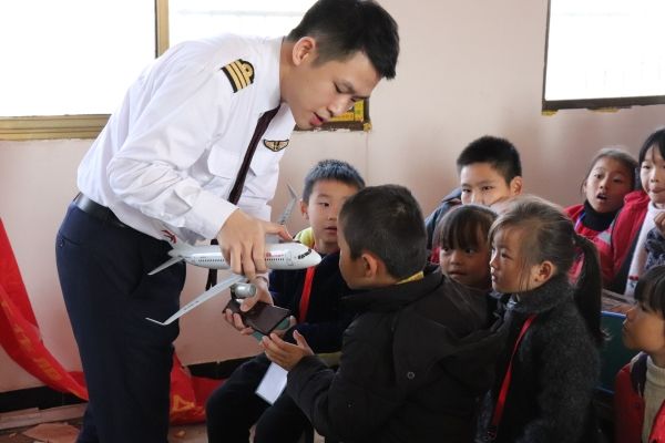 國(guó)際民航日東航飛行小課堂走進(jìn)南昌溪頭小學(xué)515191_ 國(guó)際民航日東航飛行小課堂走進(jìn)南昌溪頭小學(xué)