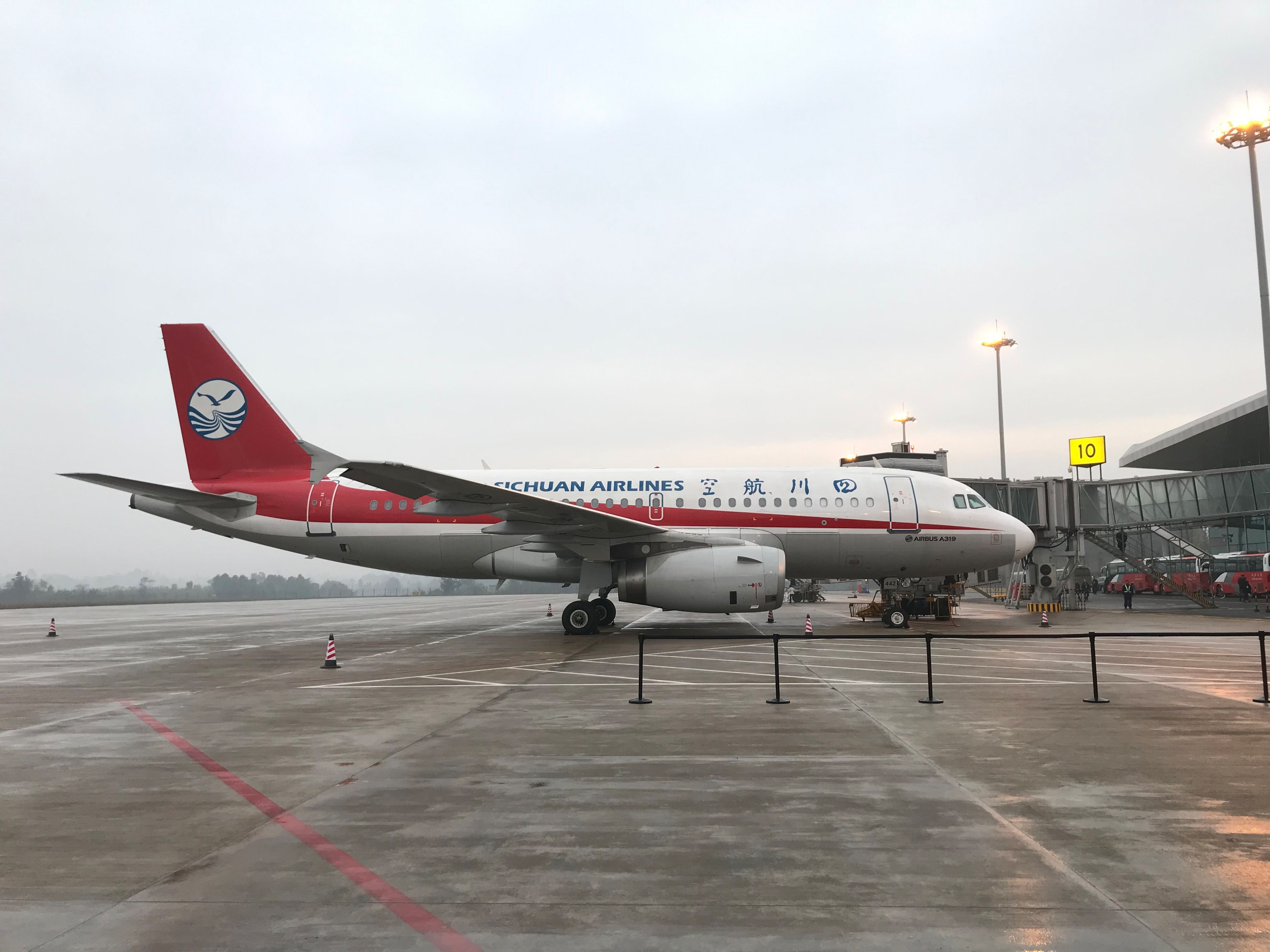 12月5日 川航執(zhí)飛宜賓五糧液機場首個通航航班514961_ 12月5日 川航執(zhí)飛宜賓五糧液機場首個通航航班