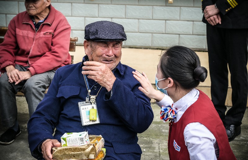 1603432403580842.jpg 學(xué)生們陪老人聊天 (1)~1.jpg