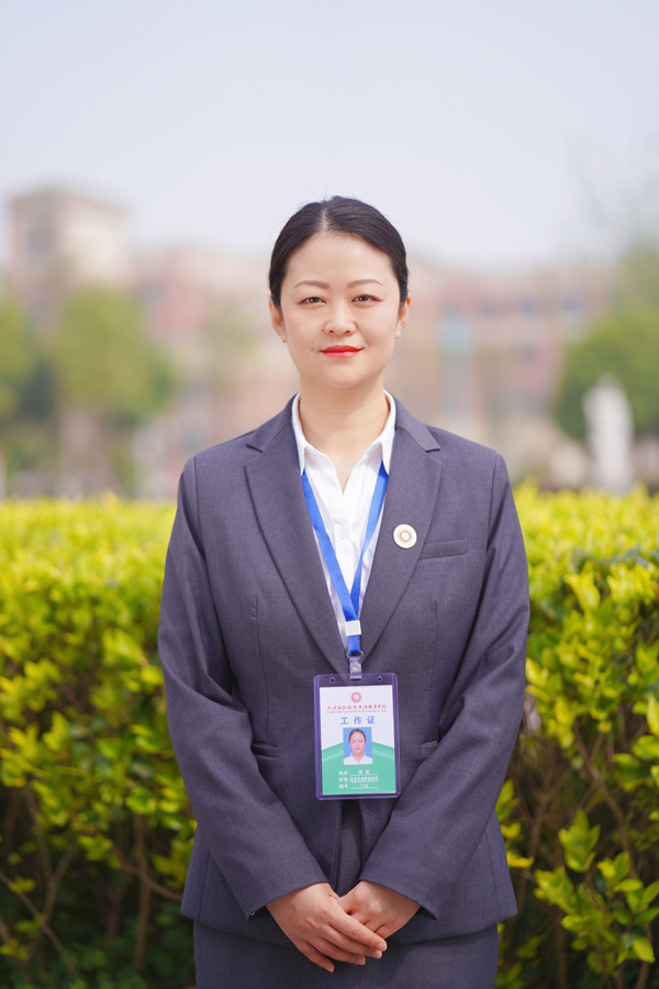 1649667589364479.jpg 何莉_副本.jpg