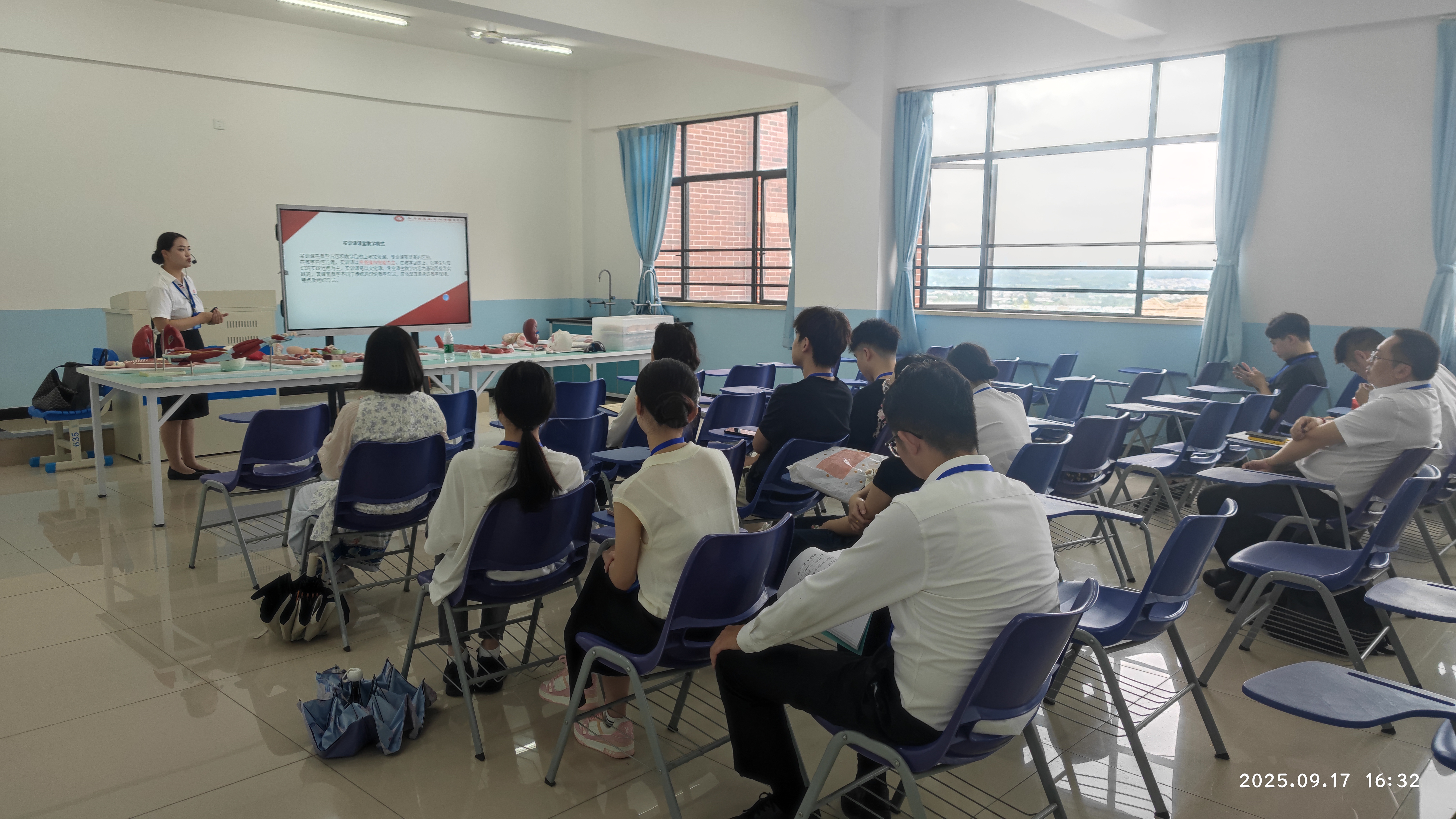 1758768720106064.jpg 優(yōu)秀教師-張靜(衛(wèi)生健康學(xué)院).jpg